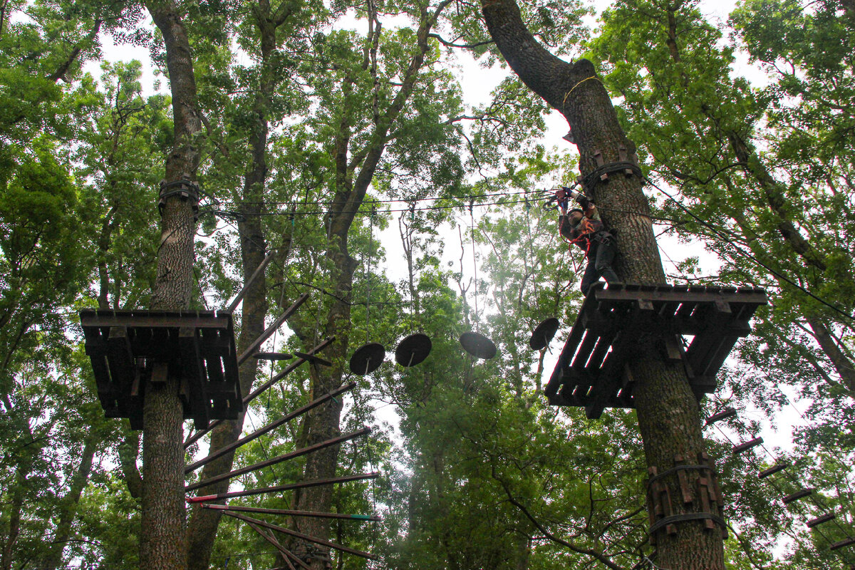 В начале этого лета мы отдыхали в посёлке Дивноморское. Посёлок этот не большой, но некоторые развлечения для детей там имеются.-3