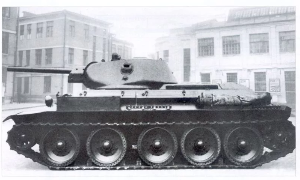 Один из первых Т-34 с пушкой Ф-34. Весна 1941 года