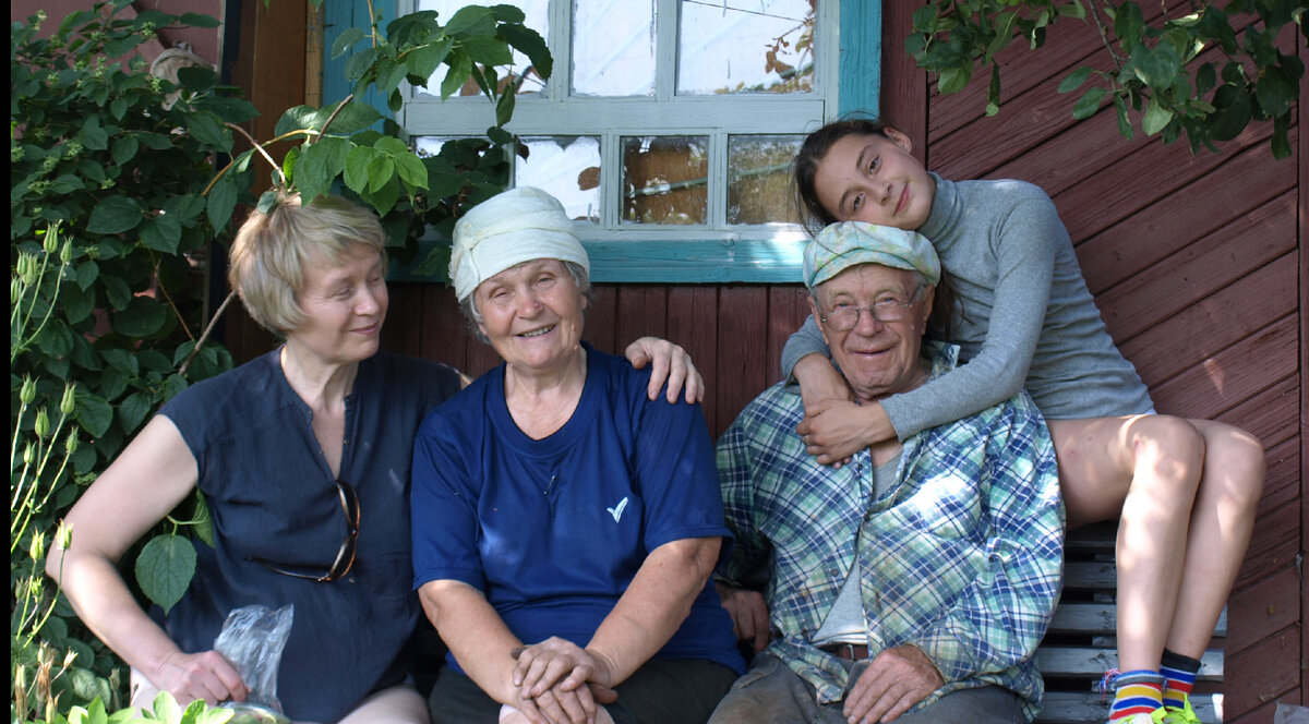 Слева направо: автор статьи, её мама Мария Васильевна, Николай Сергеевич Макаров, внучка Дарья