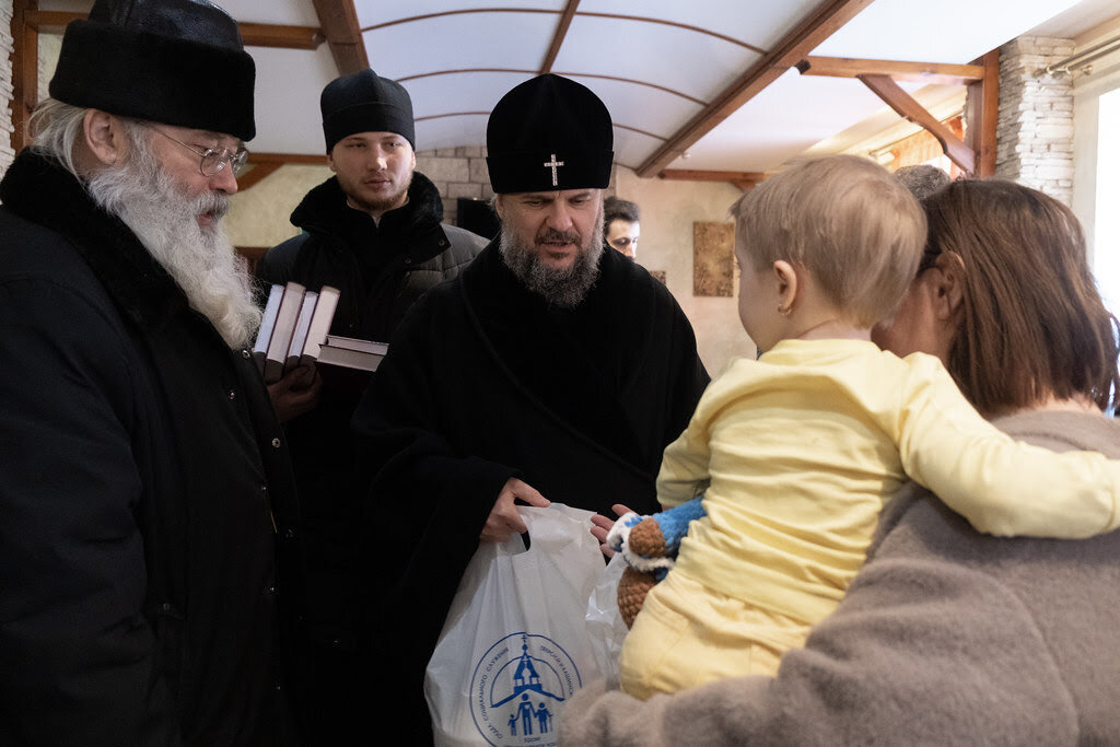 В Твери митрополит Амвросий передал необходимые вещи беженцам из ДНР