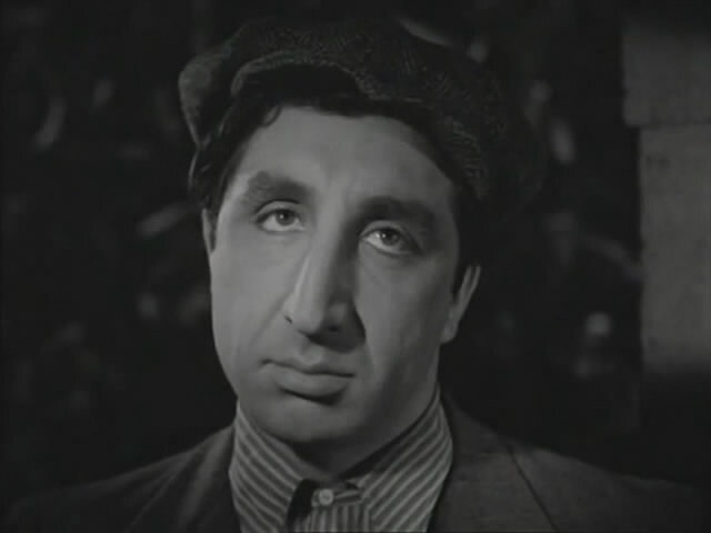 Фрунзик Мкртчян в фильме Очем шумит река. Источник kino-teatr.ru