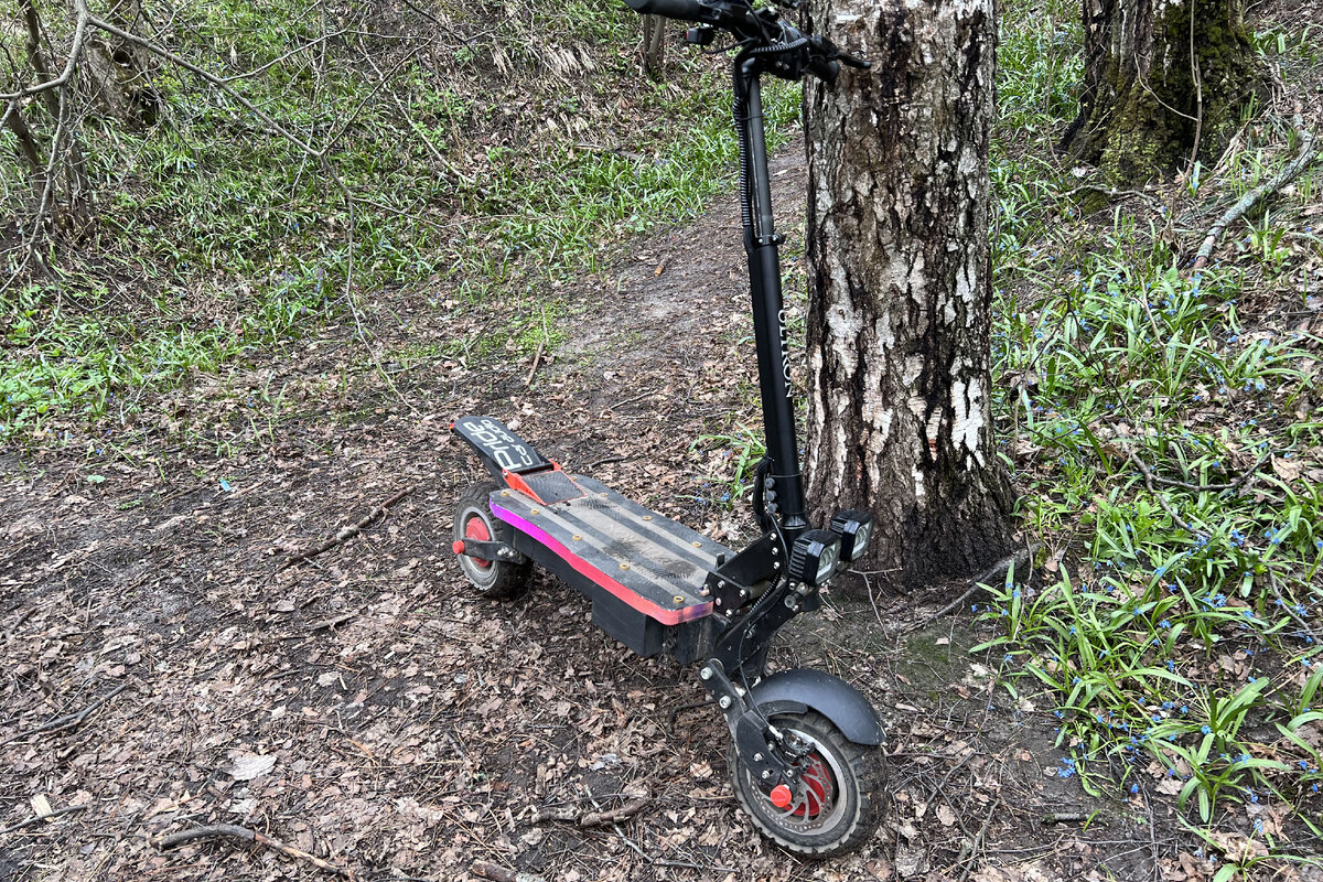 Электросамокат с самодельным крылом.