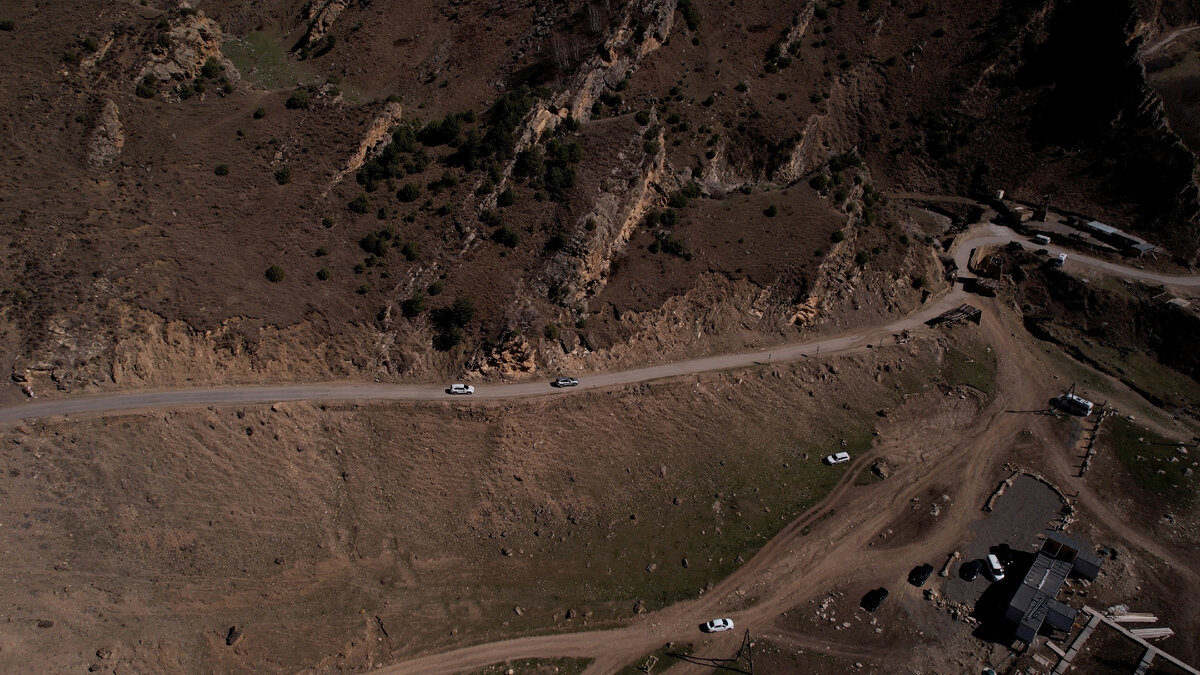 Сначала дорога была хорошая, но дальше даже джип пришлось оставить и пересесть на уазик:)