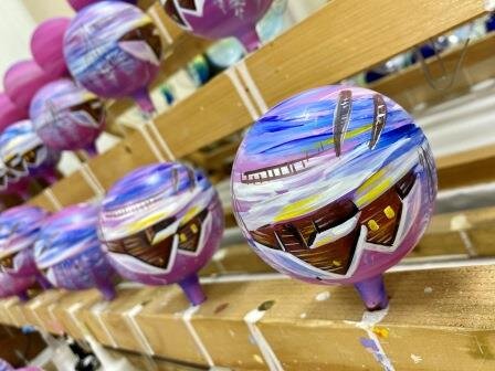 Шары на стойках в художественном зале