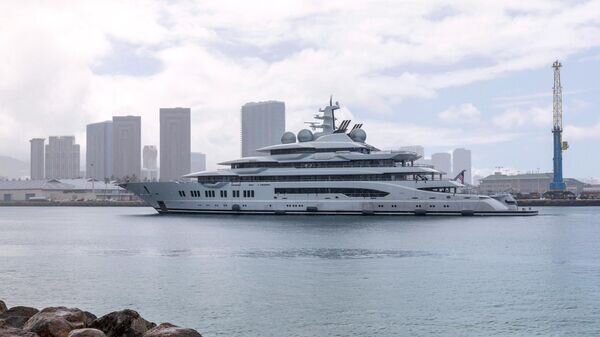    Яхта Amadea, принадлежащая, предположительно, находящемуся под санкциями российскому миллиардеру, в гавани Гонолулу в США© AFP 2022 / Eugene Tanner