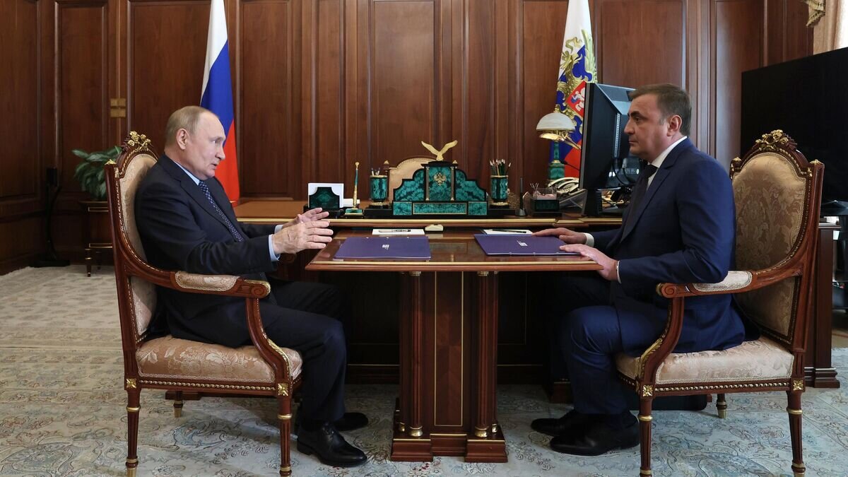    Президент РФ Владимир Путин и губернатор Тульской области Алексей Дюмин (справа) во время встречи© РИА Новости / Михаил Климентьев