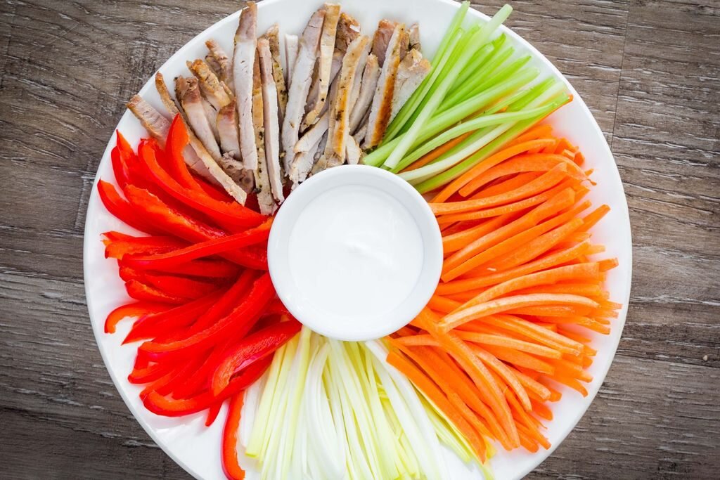 жюльен нарезка овощей. морковь соломкой. овощи соломкой. овощи нарезанные соломкой. нашинкованные овощи.