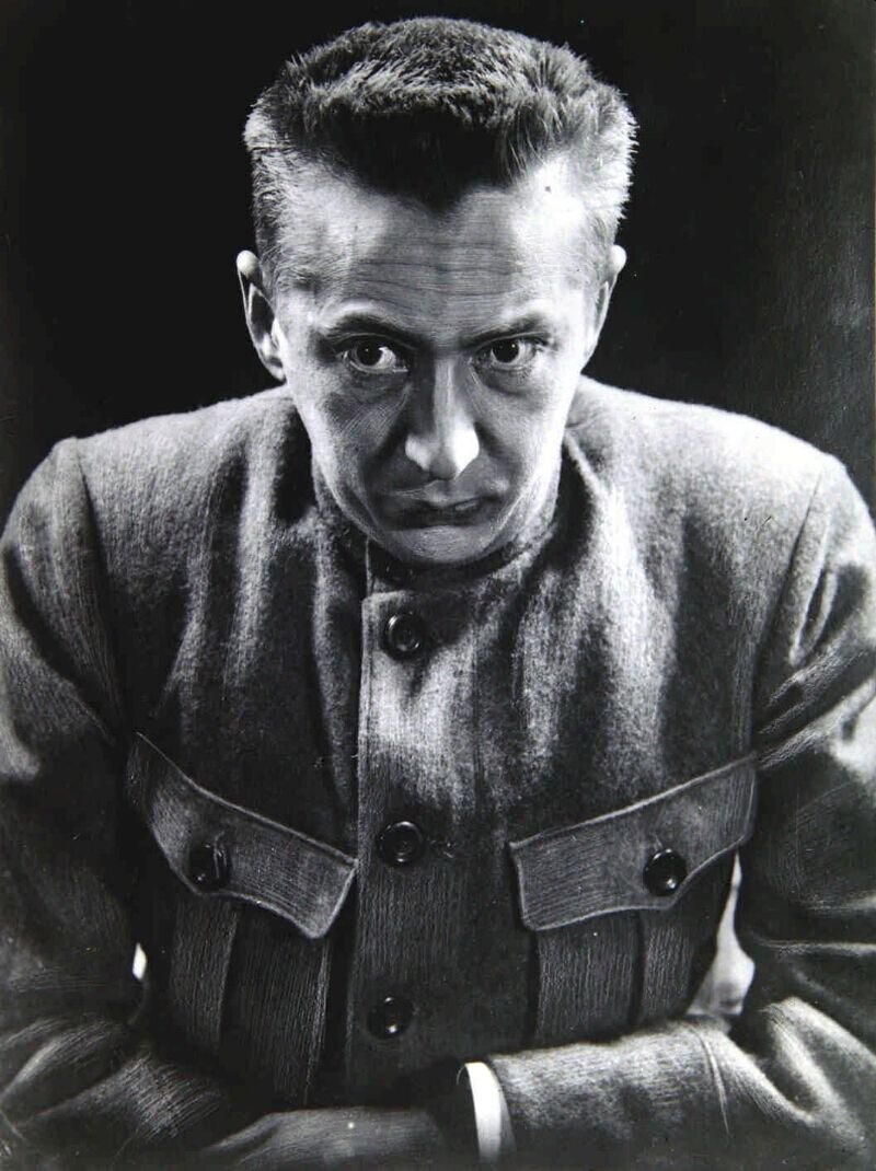 Александр Фёдорович Керенский (22 апреля (4 мая) 1881 года, Симбирск, Российская империя — 11 июня 1970, Нью-Йорк, США) — русский политический и государственный деятель; министр, затем министр-председатель Временного правительства (1917). Член партии социалистов-революционеров. Один из создателей Российской республики. После революции 25 октября (7 ноября) 1917 года, свергнувшей Временное правительство, и безуспешного наступления с целью подавления переворота сложил с себя все полномочия. С июня 1918 года — в эмиграции. Фото со свободного доступа 