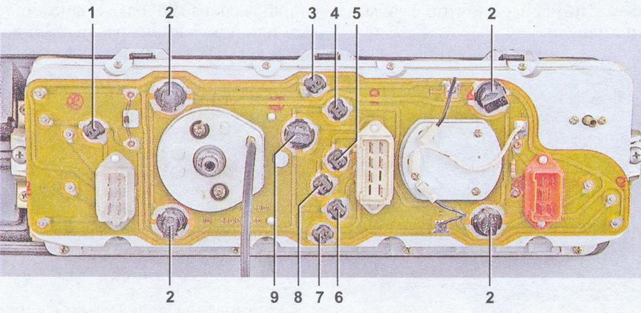 панель приборов автомобиля ваз 2107 (расположение ламп) 1 — контрольная лампа резерва топлива (А 12-1,2 (W1.2W); 2 — лампы подсветки приборов АМН 12-3-1 (T3W); 3 — контрольная лампа включения указателей поворота А 12-1,2 (Wl, 2); 4 — контрольная лампа неисправности системы управления двигателем А 12-1,2 (Wl, 2); 5 — контрольная лампа включения наружного освещения А 12-1,2 (Wl, 2); 6 — контрольная лампа недостаточного давления масла А 12-1,2 (Wl, 2) 7 — контрольная лампа включения стояночного тормоза А 12-1,2 (Wl, 2) 8 — контрольная лампа включения дальнего света фар А 12-1,2 (Wl, 2) 9 — контрольная лампа заряда аккумуляторной батареи А 12-1,2 (Wl, 2)