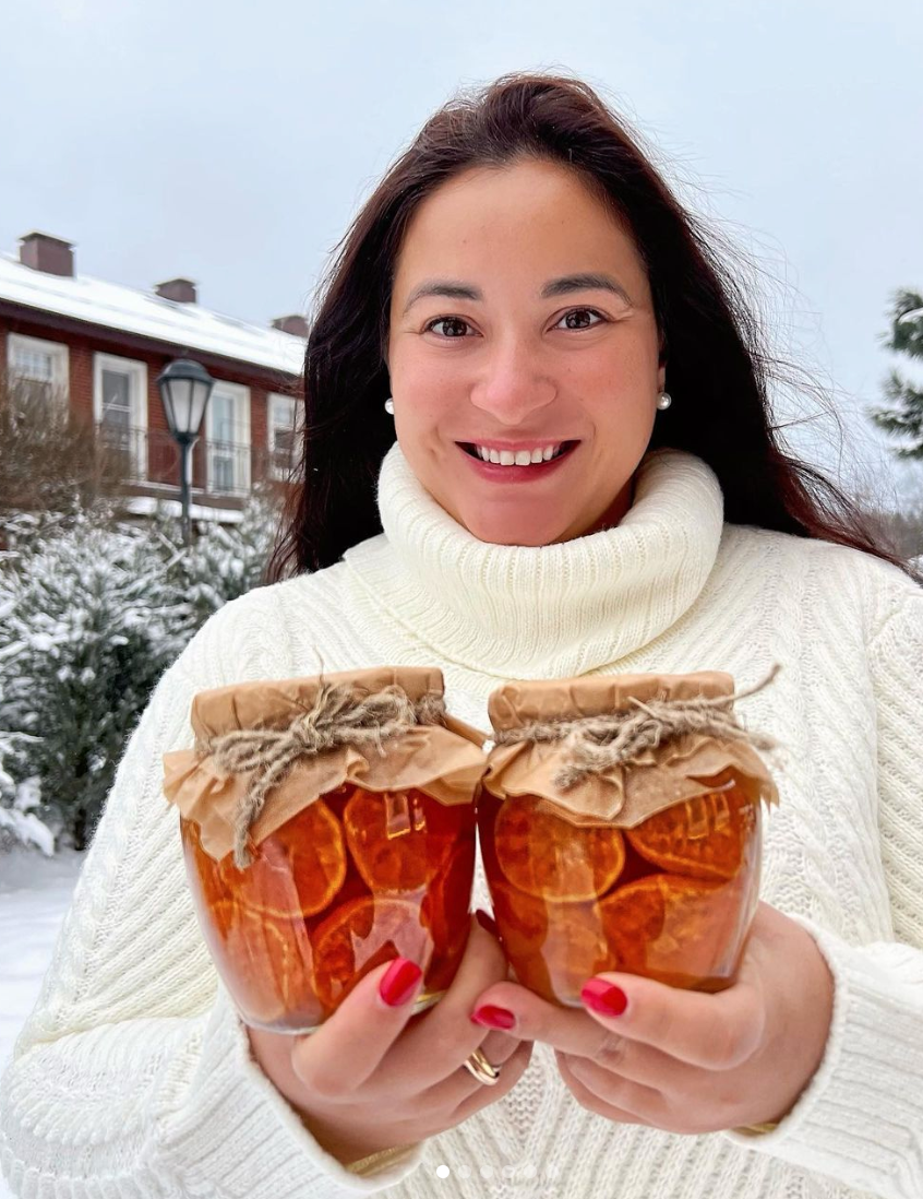 Добрый день. Меня зовут Вика, я — семейный психолог, телеведущая, автор книг «Это же ребенок» и «Это же любовь» и мама троих детей.
