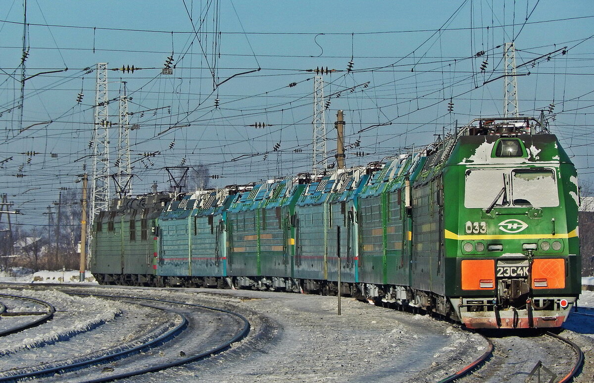 Электровоз 2ЭС4К-033 в хвосте сплотки электровозов. Кировская область, станция Котельнич-I, 01.02.2014