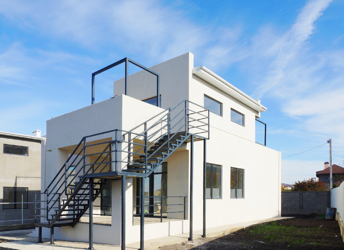 Площадь участка: 6,6 соток Фасад: 18 метров
Площадь дома: 235,4 м
