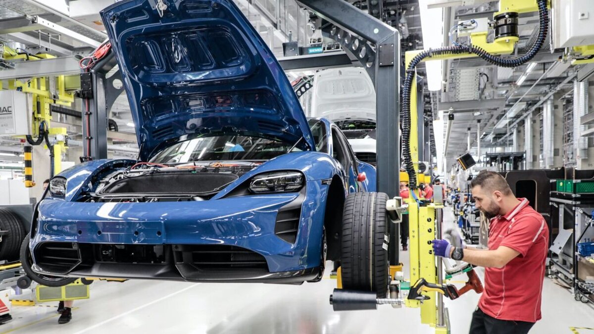    100-тысячный Porsche Taycan сошел с конвейера 7 ноября. Фото Porsche