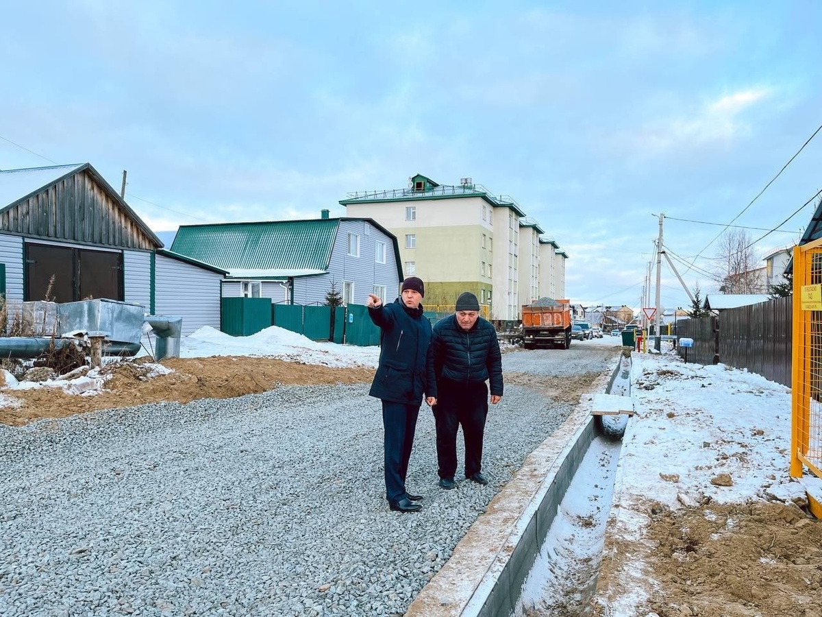    В Аксарке подрядчик не успел заасфальтировать одну из улиц до конца сезона