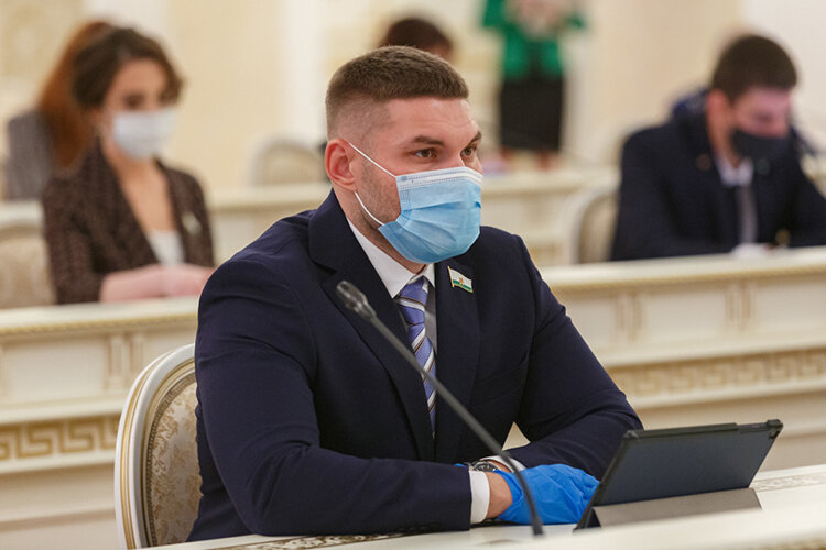   У депутатов муниципального уровня нет ни брони, ни неприкосновенности, ни даже зарплаты. Народ думает, что если ты депутат, то служить точно не будешь. Это ошибочное мнение