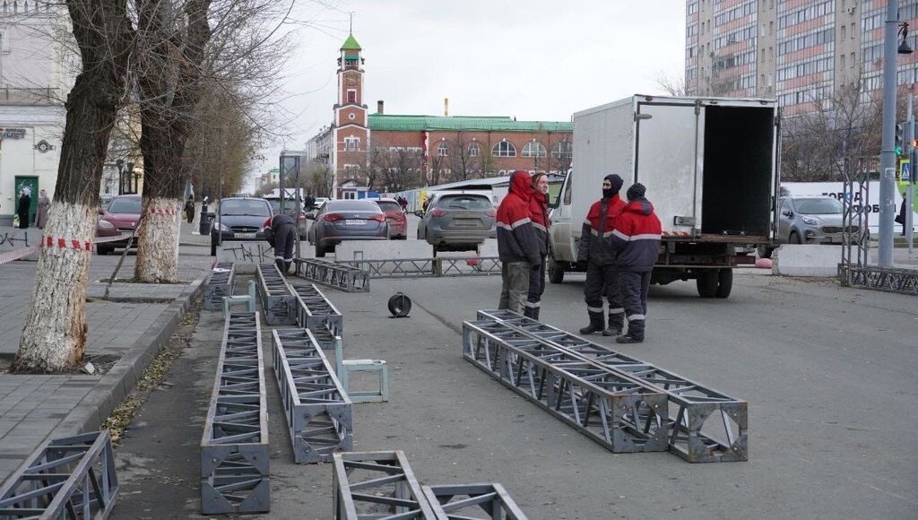    На главную площадь Оренбурга завезли металлические конструкции для монтажа 100-метрового каркаса «звездного неба» к Новому году