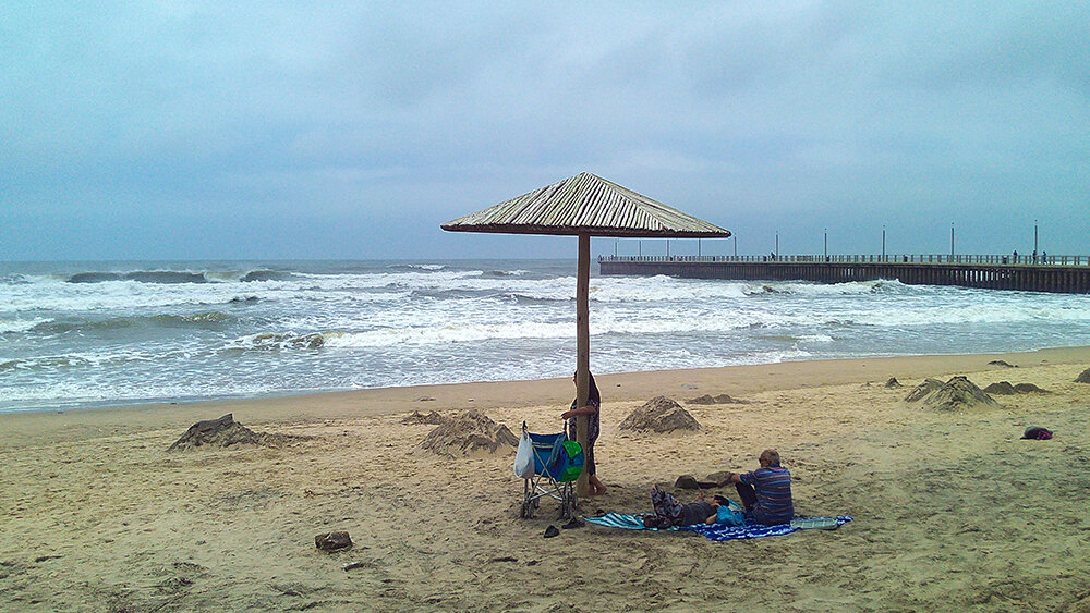Пляж в Дурбане после шторма. Ещё не раскидали кучки очищенного песка. Фото автора
