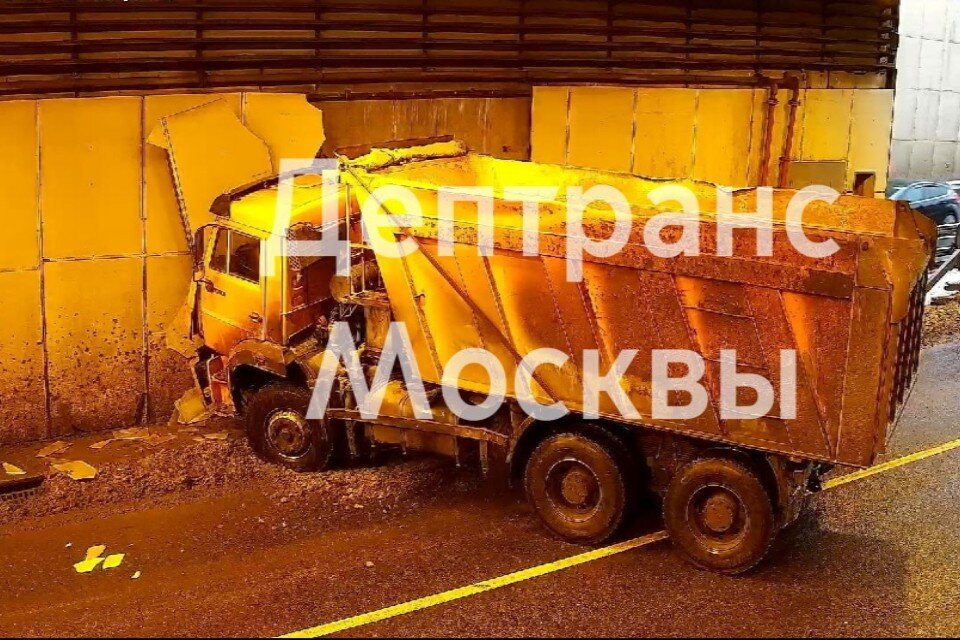     В начале Лефортовского тоннеля в Москве грузовик въехал в стену  Департамент транспорта Москвы