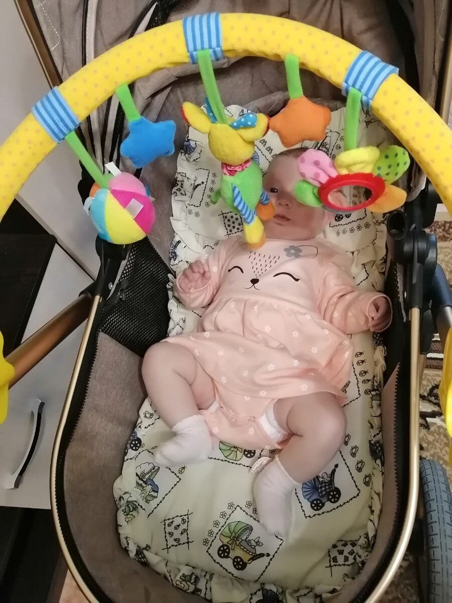 Прищепки выполнены из достаточно плотного пластика, они надёжно крепятся и долго служат - двоим детям уже отслужили и снова надёжно припрятаны.