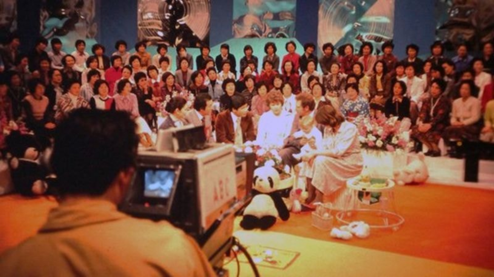 Телепередача с участием Лесли и Джона Браунов и их 2-летней дочери Луизы