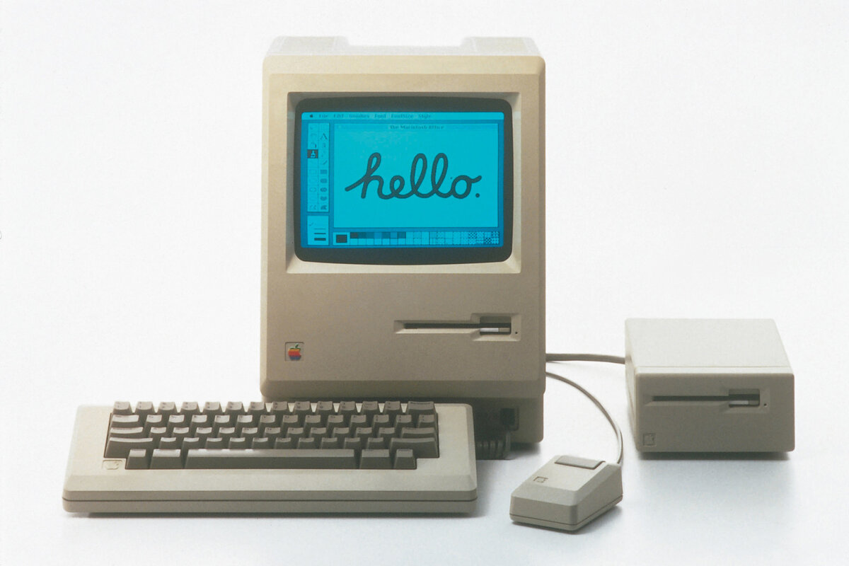 Ровно 38 лет назад вышел Apple Macintosh — первый из линейки маков, в которую сейчас входят ноутбуки, моноблоки, настольные компьютеры, системные блоки и серверы. Он заложил основы нового компьютерного мира, который мы все так хорошо знаем.