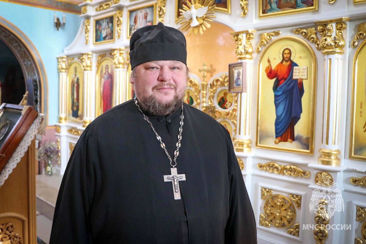 Пожарный доброволец  - настоятель Свято-Пантелеимоновского храма села Каракулино Каракулинского района Удмуртии протоиерей Евгений Ядров. 
 