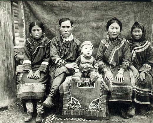 Нанайцы (устаревшее гольды) являются коренным малочисленным народом Дальнего Востока. В мире всего около 16 000 нанайцев.-3-2