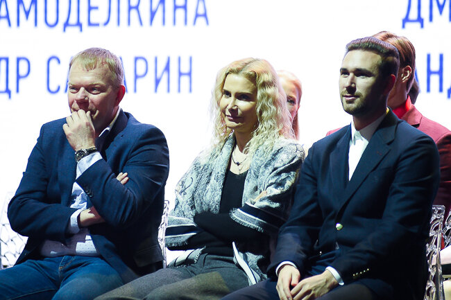 ​Зрители мероприятия не только получили персональные подарки от фигуристов, но и смогли задать свои вопросы тренерам и спортсменам. Фото: © Юлия Комарова, Ольга Ермолина / fsrussia.ru