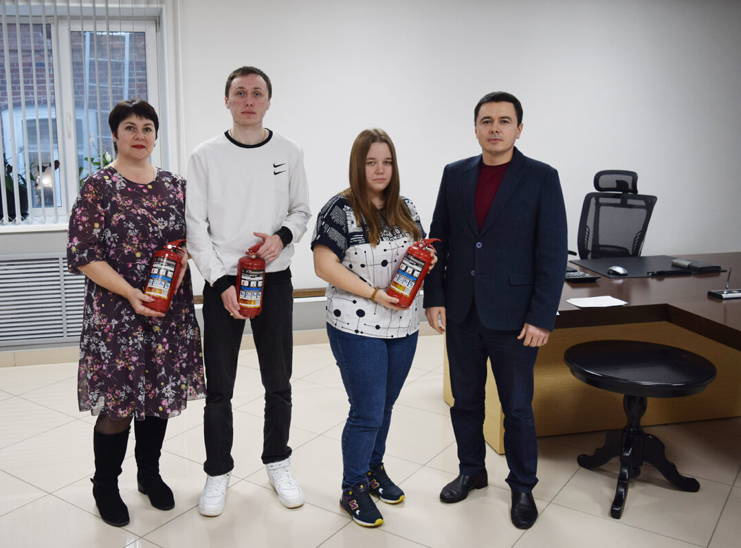 Преподаватель КСХК Ольга Подлесная, студенты Данила и Александра, и директор ООО «Пожарный гарнизон» Сергей Кузнецов