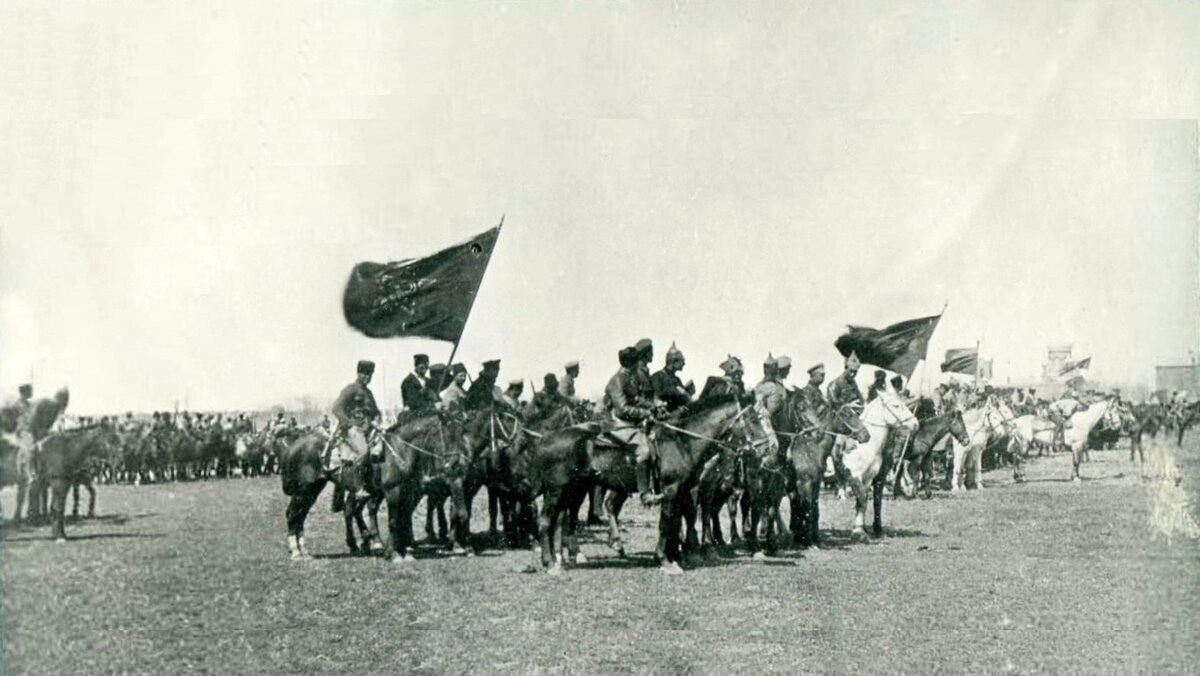 Части Первой конной армии на ипподроме в Ростове на Дону, 1920 год // smolbattle.ru