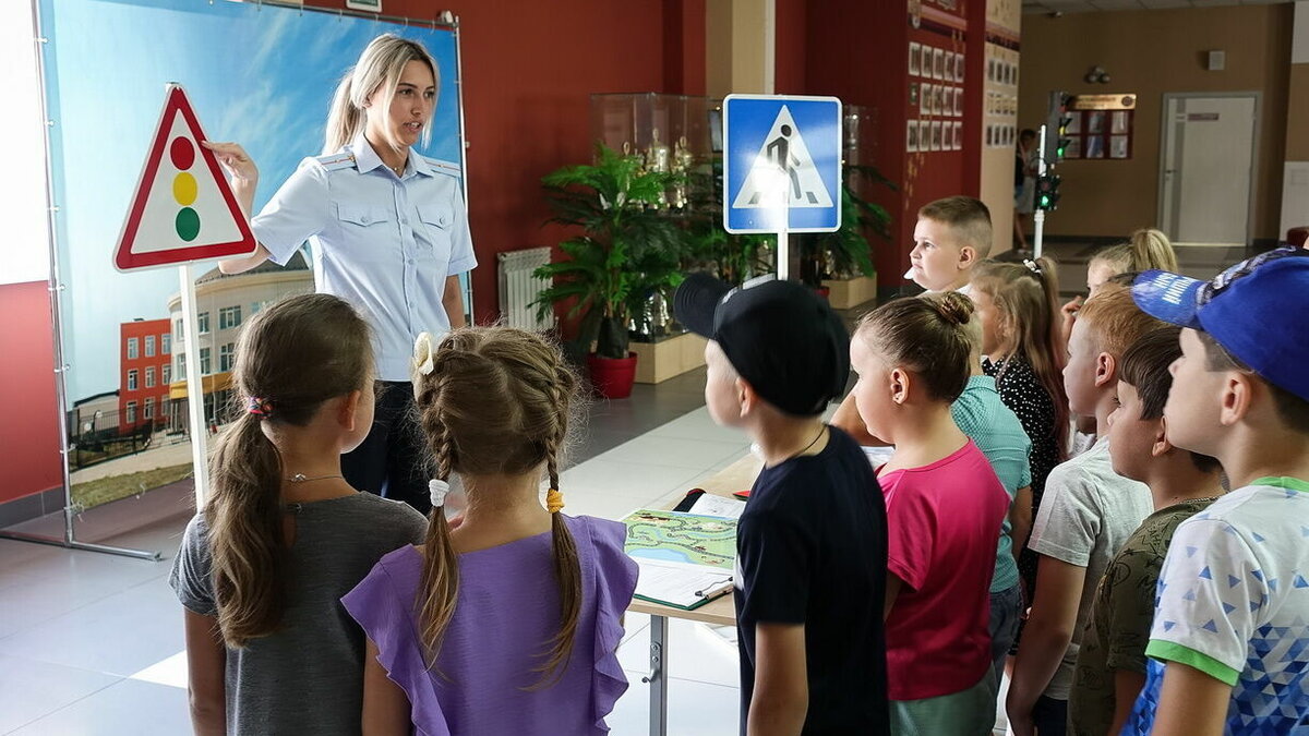    Жители Новошахтинска заявили, что у них не получается забрать в экстренном порядке детей из школ, сообщили они в соцсети «ВКонтакте».