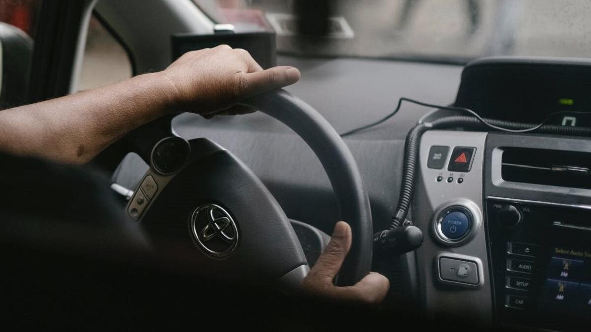    Водитель за рулем автомобиля:pexels.com