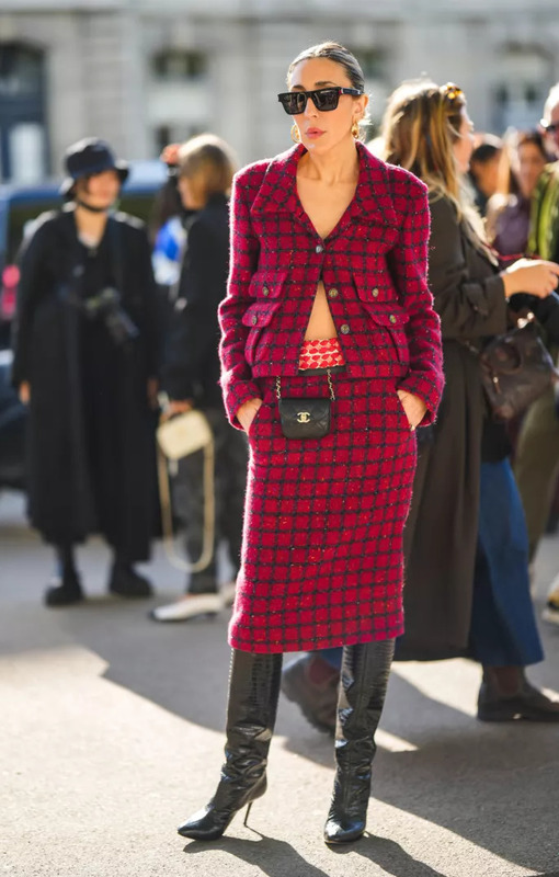 Причем носить его рекомендуется прямо с ног до головы: облачаться в яркие брючные костюмы, платья макси и длинные пальто