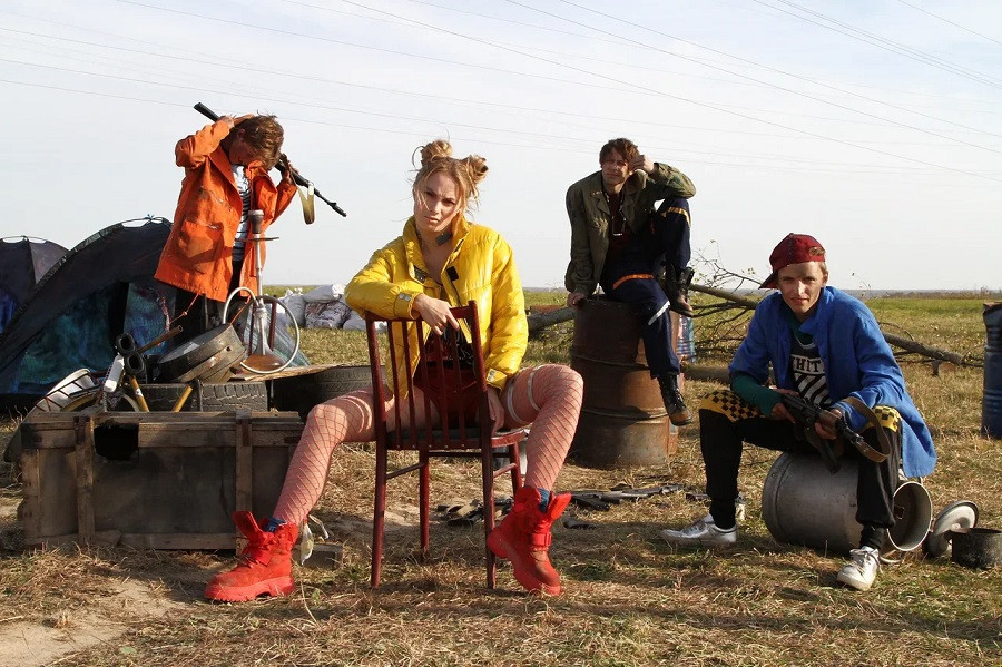 молодые и сильные: проклятие выживших (2021). люси бойнтон балетные туфельки.