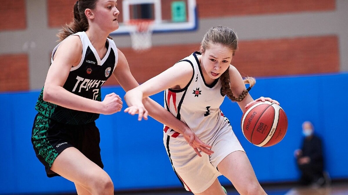     Можгинские баскетболистки добились крупного успеха в первом полуфинальном раунде первенства России среди девушек 2009 года рождения. Команда спортклуба «Виктория» завоевала бронзу, разделив пьедестал почета с соперницами из Москвы и Санкт-Петербурга.