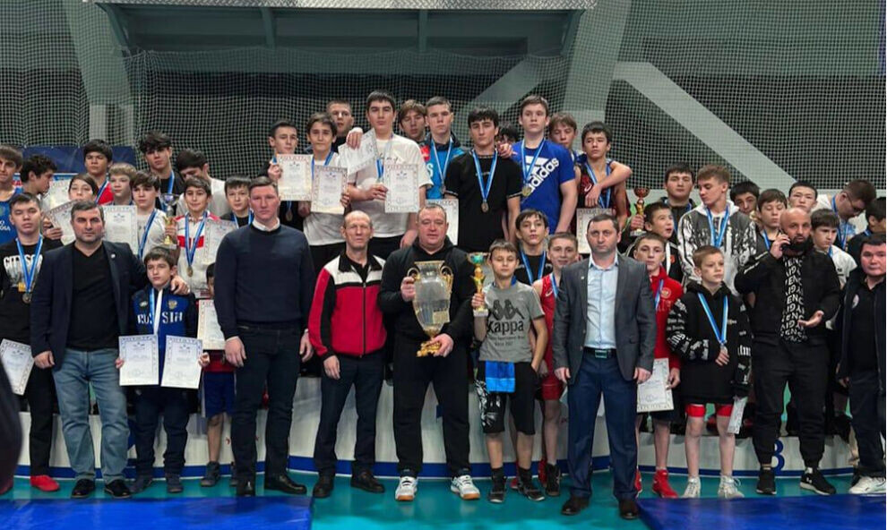    Спортсмены из Губкинского на окружном первенстве по греко-римской борьбе завоевали Кубок Александра Карелина