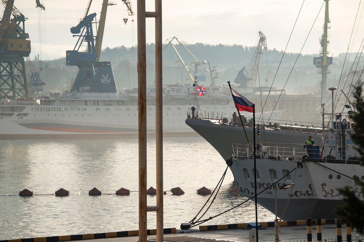 «Херсонес» убаюкан волнами, дремлет в порту. 