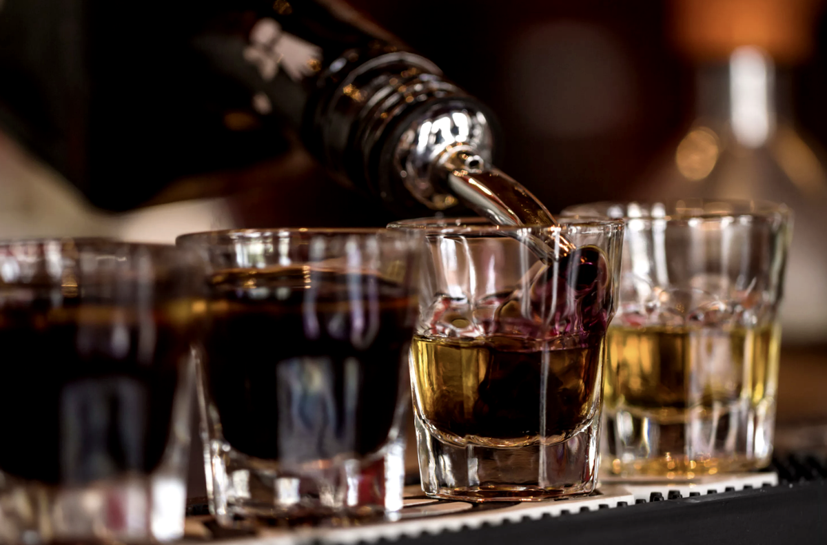 Решили бросить пить на месяц - через неделю напились, ещё сильнее чем обычно