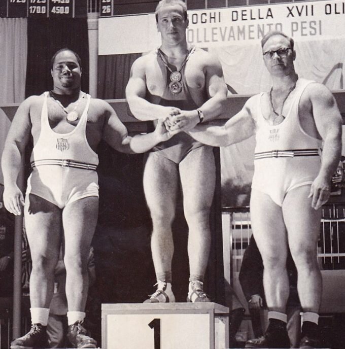 Юрий Власов (в центре) на Олимпиаде 1960 года / Википедия