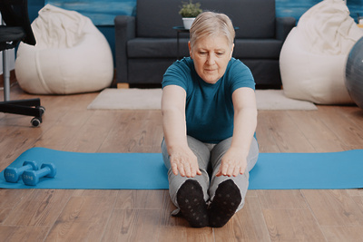    Женщина занимается спортом ©freepik.com