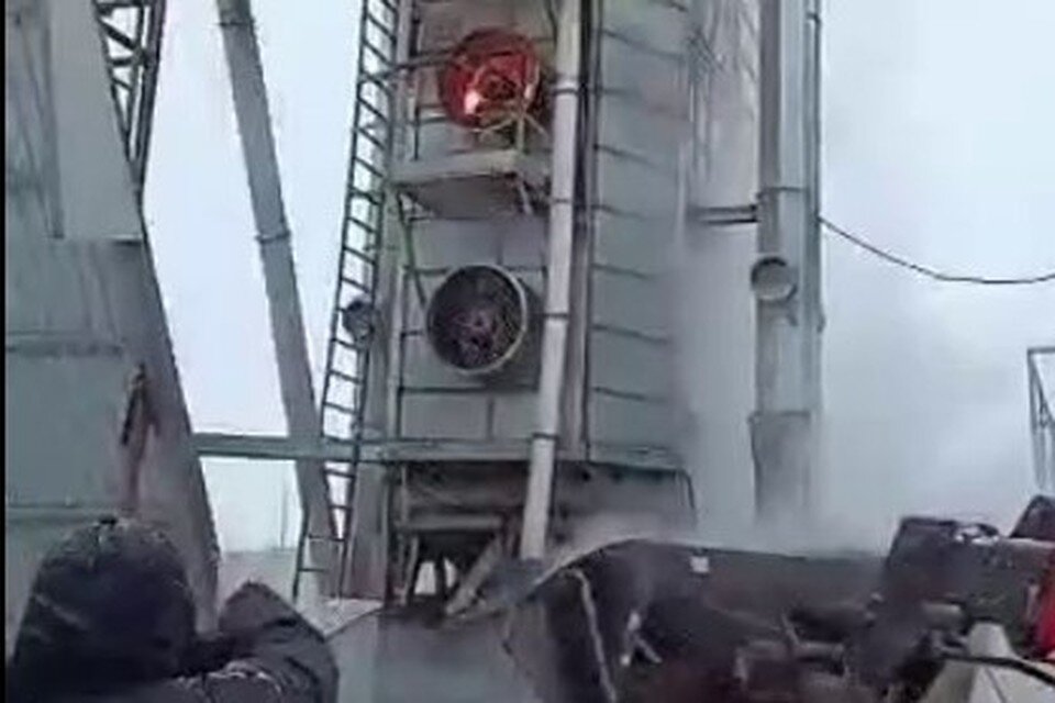     В 11:21 пожар полностью ликвидировали. Фото: стоп-кадр с видео  ГУ МЧС России по Оренбургской области