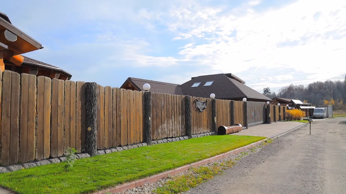 Идеально, когда забор сочетает в себе надежность и эстетику