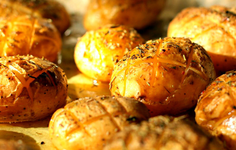 Приготовление печеного. Печеный картофель. Картошка в духовке. Картофель запеченный в духовке. Печеный картофель в кожуре.
