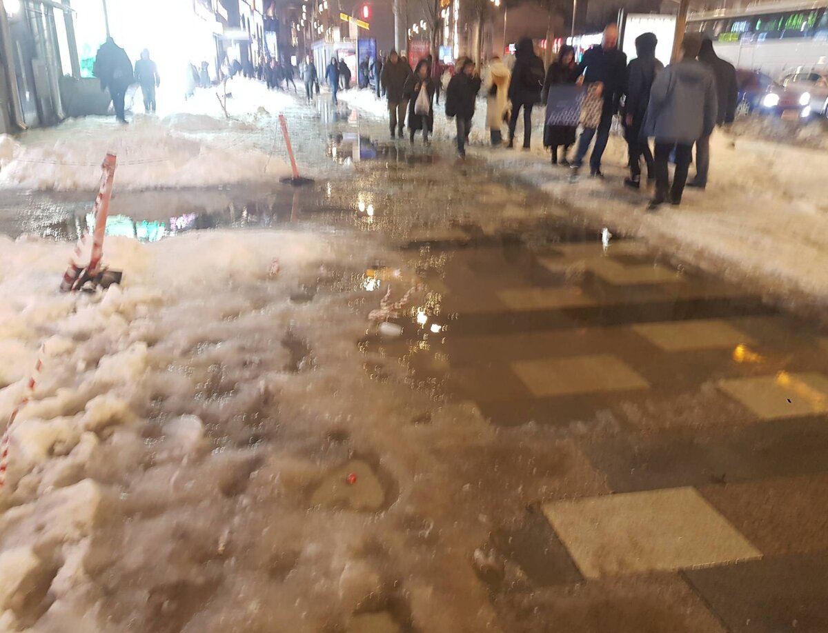 Третий день после снегопада в Москве. Идти по "расчищенному" участку тротуара невозможно. Вода по щиколотки, а под ней лед и скользкая плитка.