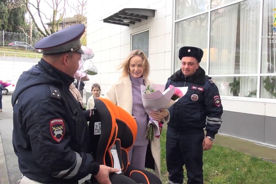     Из роддома маму с малышкой также встречали гаишники
