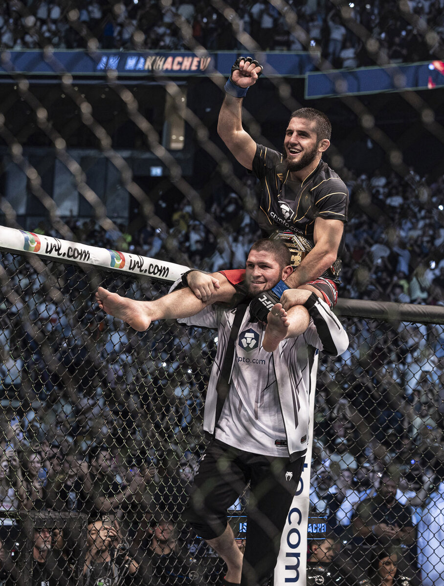 Радость Ислама Махачева, который только что стал чемпионом UFC, и Хабиба Нурмагомедова после главного события турнира в Абу-Даби  22 октября. Фото USA TODAY Sports