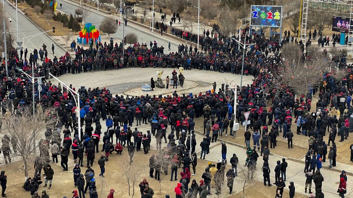 Что грозит казахстану. Протесты в Казахстане. Народ Казахстан митинг. Красные куртки в Казахстане протесты. Казахстан январь 2022 протесты.