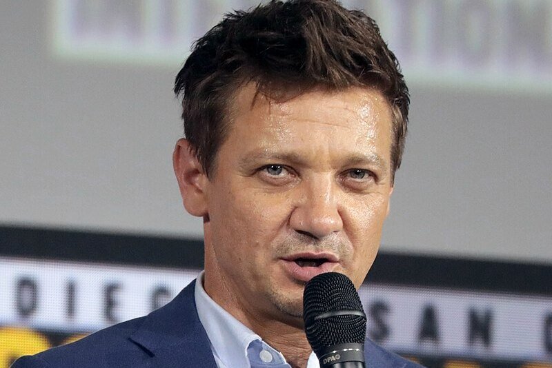     Актер Джереми Реннер попал в больницу в критическом состоянии после несчастного случая