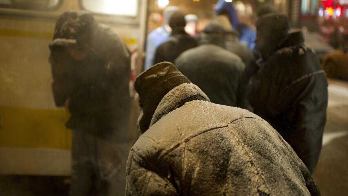    Бездомные люди у автобуса православной службы помощи "Милосердие"© РИА Новости / Илья Питалев