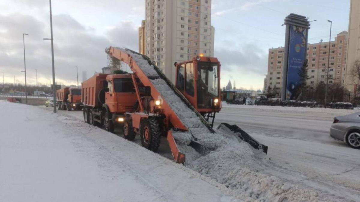    Снегоуборочная машина убирает снег:gov.kz